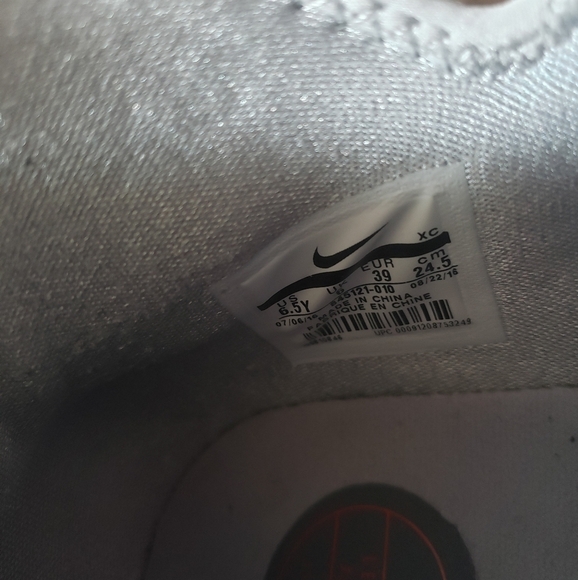 Nike LeBron Soldier Ten Basketball Sneakers - Picture 12 of 13